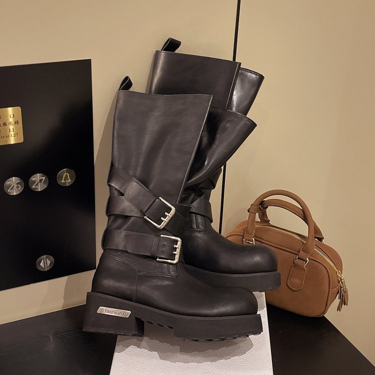Botas motoqueras altas con taco grueso y hebilla - foto 5