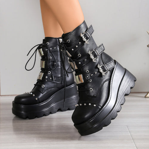 Bototos con plataforma, tachas y hebillas