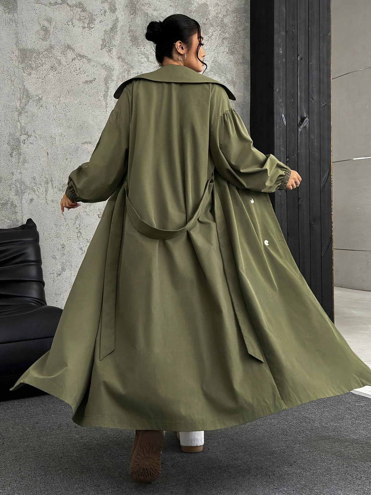 Gabardina cruzada manga larga con cinturón - foto 2