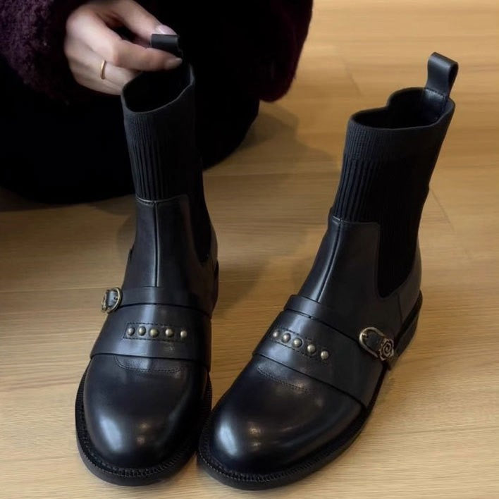 Botines negros tipo calcetín con hebilla y tachas